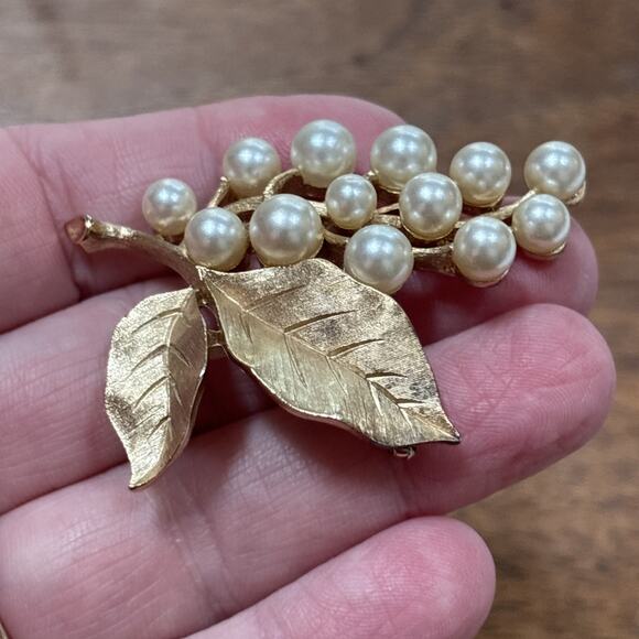 Vintage Crown Trifari gold brooch grape cluster shape dimensional faux pearls - Picture 3 of 7